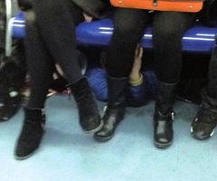 北京一男子躺地铁座位下摸女乘客腿