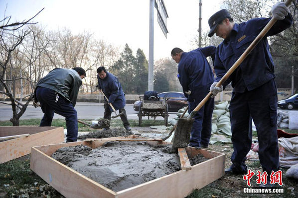 中年北漂蜗居热力井 记者关注后被赶出封井