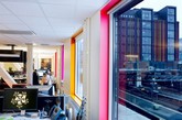 谷歌在斯德哥尔摩的办公室由来自Camenzind的设计师设计，与其他国家的办公室一样，在设计中极其注重与所在国家和城市的文化氛围相融合。同时轻松开放的空间又是这些办公室共有的特色，以保证每个角落都能是创意迸发的源泉。（实习编辑：李黎星）

