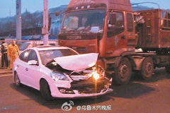 2车主因刮擦路中谈赔偿被货车撞死