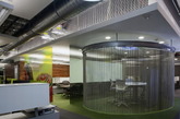 设计公司 Biophilic 请 Sky Factory 为其量身打造的办公空间设计。很多别具一格的小风景使得整个空间充满了生命力和创意。（实习编辑：容少晖）