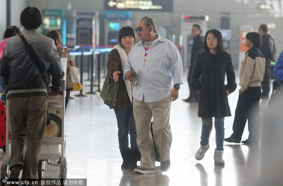 近日，港星洪金宝现身上海虹桥机场，被记者拍到。当天，64岁的洪金宝着一身休闲装出现在机场，身旁有两位妙龄女子陪伴。虽然身边有人送机，但是洪金宝还是选择自己办理登机手续。