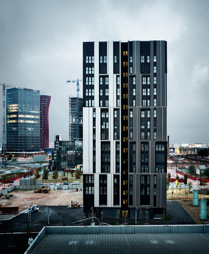 巴塞罗那多层住宅 条形码一样的立面窗户创造多重视野