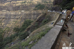 印度公交车坠山谷 27人死