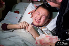 “玻璃娃娃”妈妈：真的没钱治病