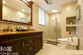 不规则的浴室墙壁使人耳目一新，如水缓缓流下的温婉由美，这平滑的线条给人一种柔和之美。满墙的瓷砖凹凸有致，添上许多的动感。（实习编辑：容少晖）