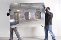 英两兄弟回收飞机零件制作家具