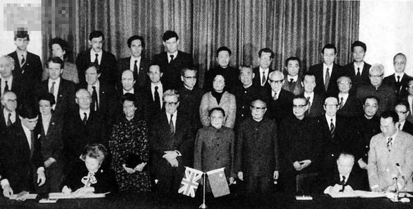 外交家周南是香港回归全过程的亲历者和见证人，《周南口述：遥想当年羽扇纶巾》书中讲述了香港回归谈判时关于解放军驻港权的争端。以下为书中这段内容的摘录：“1982年9月23日，英国首相撒切尔夫人首次访华，小平同志同撒切尔夫人的第一次会见，成为中英就香港问题正面较量开始的标志。直到1984年9月双方达成协议，12月撒切尔夫人正式签字，谈判整整进行了两年。”
