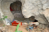 图为54岁的老人陈文居居住的洞穴，仅能容一人。他称自己不讨家人喜欢，对目前生活很满意。（实习编辑李丹）