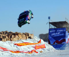 零下四十度驾车飞越冰河