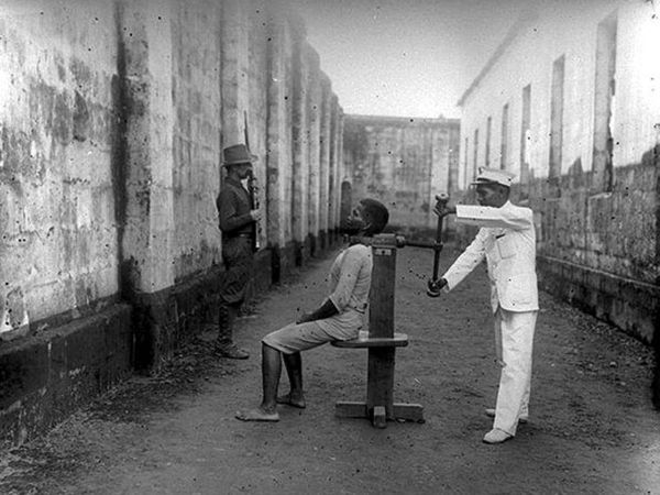 百年前菲律宾监狱用机械绞杀犯人旧照