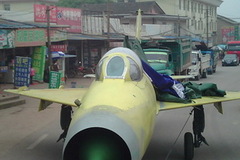 歼七战机穿过闹市吸引眼球