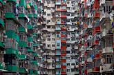Architecture of Density中，香港那令人震撼的密度以遮天蔽日令人窒息的形象向人扑来，淋漓精致揭示的背后也让很多人对这个全球最安全、富裕、繁荣的地区之一，香港，有了在密度上的重新认识。根据资料统计和引用得知：因历史、政治及地理环境等原因，整个香港土地开发率仅为23.7%，其中住宅用途的土地开发面积76平方公里，仅占土地总面积的6.8%。这样的土地开发限制导致市区707万人主要居住在高层住宅内。（实习编辑李丹）