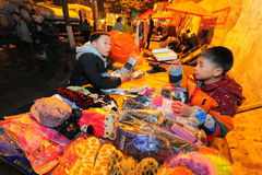 贵阳两男孩摆摊救尿毒症母亲