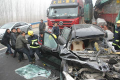 京港澳高速18车相撞至少2死 