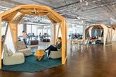 思科公司（CISCO）是一家全球知名的企业互联网方案解决商，与Google、Facebook等这些互联网公司一样，思科办公室极具创新和活力！
110000平方英尺（约合1万平方米）的新办公室宽敞明亮，现代感整洁的办公室点缀着各种鲜亮的色彩，让员工们在轻松自由的氛围中工作能够激发更多创新思维。办公室以开放和半开放的空间形式组合，正式与非正式的会议室，随处可见的休闲洽谈、阅读区域，以及拥有各种美味的自助厨房，谁不想在这里“老老实实”地工作呢？！（实习编辑：李黎星）

