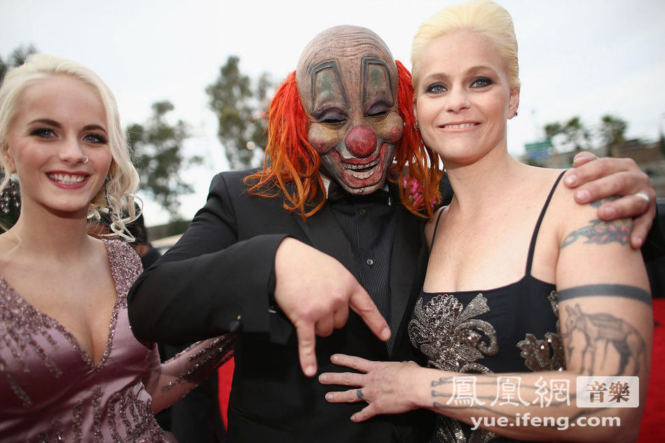 活结乐队鼓手沙恩-克里左拥右抱变身邪恶小丑