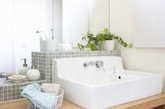     浴室是我们清洁沐浴的地方，现代家居中的家庭浴室，一般被包含在卫生间的功能里，只要有浴缸、淋浴房等沐浴设备，就能称为浴室。今天推荐清新整齐浴室设计，希望大家喜欢。（实习编辑：李黎星）