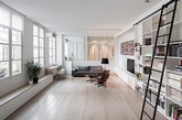 “Kabinett” 是法国设计事务所Septembre 完成的一个室内改造项目，住宅的原身是一间位于巴黎小巷当中的废弃生产作坊，设计师的任务是将其改造成一所适合现代生活习惯的家庭公寓。
不同功能的白色木制橱柜承担了收纳功能，与白色墙壁、木制地板构成了整体的风格，透过玻璃门窗、隔断，使整个空间更显得简约而通透。（实习编辑：李黎星）
