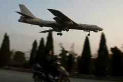 解放军轰-6H型轰炸机起降的画面