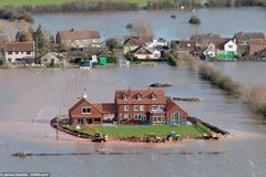 英国男子自建防洪栏坚守千万房产