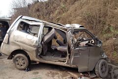 遂宁：面包车货车相撞致5死4伤