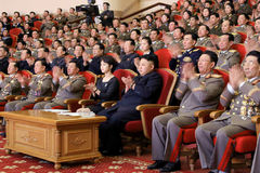 金正恩携李雪主亮相