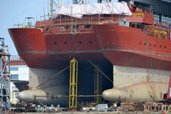 中国第四艘军用双体测量船完工