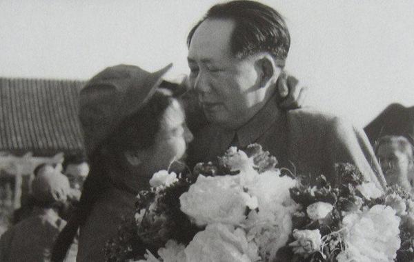 1952年5月，毛泽东在接见志愿军文艺工作者时留下的罕见悲伤镜头。据摄影师吕厚民回忆，“1952年5月，毛主席接见中国人民志愿军文艺工作者。作为志愿军归国代表、在抗美援朝战争中唯一荣立一等功的女文艺战士谢秀梅荣幸地向毛主席献花。谢秀梅献花握手后，突然扑到毛主席怀里，紧紧拥抱着毛主席，她情不自禁地泪流满面。老人家还梗着脖子，有点矜持。毛主席一看她流泪了，老人家也紧紧地闭着眼睛。”
