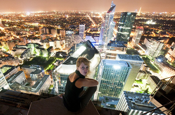 英国女摄影师探险世界知名建筑 趁夜爬上吉萨金字塔