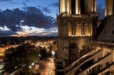 摄影师拍下的巴黎圣母院与埃菲尔铁塔。