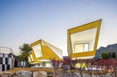 这些有着鲜亮黄色墙面的非对称度假住宅是由韩国的 Koossino 事务所为首尔城外的植物园所设计的。就像雕塑一样，这些住宅都有大致一样的外形。同样的亮黄色在室内重复运用，包括门、楼梯和家具，这是为了与灰色调的墙和其他装置形成对比。每栋住宅都有一个位于底层的厨房，联通着露台和游泳池。Koossino 事务所还设计了地下一层的地下室，用作设备房、接待、咖啡间和游泳池。（实习编辑李丹）