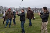 图为乌克兰民众在别墅高尔夫球场上挥杆体验。

