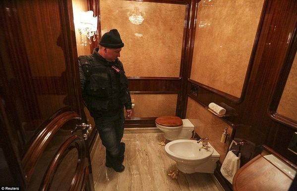 乌克兰被免总统豪宅曝光 厕所双马桶带镀金部件