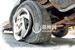 商务车爆胎侧翻4死6伤