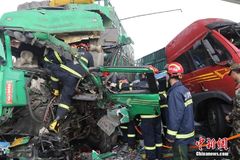 辽宁一高速路段9车连撞现场