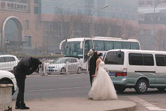 北京一对新人雾霾中拍婚纱照