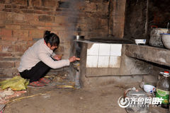 女孩照顾患病男友三年