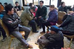 马航失联客机家属办理护照