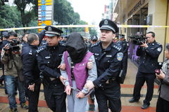 广西抢珠宝店男子指认现场