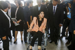 英拉摔伤后坐轮椅现身