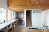 这是位于奈良县生驹市一个四口之家的屋子，这个叫“4N house”的房子是由ninkipen!设计完成。地面是一个儿童游乐区和房屋入口，二楼主要是厨房和书房，三楼则是居住区域和阁楼。（实习编辑：王臻）