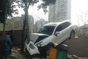 女司机误将油门当刹车 驾新买保时捷撞破围墙(图)