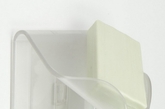 Soap Dish创意香皂盒使用透明的柔性材料制作而成，干净、卫生而且还方便使用，最主要的是它独特的造型可以将香皂或者肥皂之类的腾空架起，这样就不会在香皂的底部聚集液体然后让它很快就被“融化”掉。（实习编辑：温存）