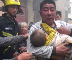 消防员火场让出面罩戴给婴儿