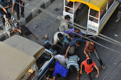 孟加拉出租车司机与警察冲突场面