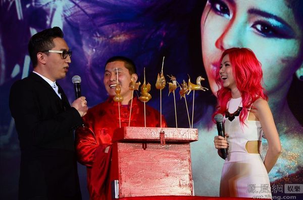 邓紫棋5月17日首次来京开唱 发布会现场吹糖