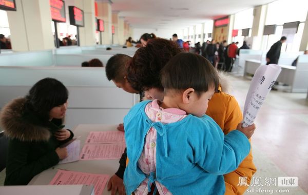 3月7日上午，山东省邹城市2014庆三八“春风送岗”女性专场招聘会在人才市场举行，共有86家企业提供女性专职岗位2600多个，涉及家政、销售、缝纫、服装鞋帽加工等20多个行业。摄影：吴斌