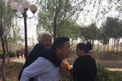 邯郸国税局干部"背母赏梨花"