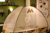 帐篷设计式的蚊帐，少了飘逸，但多了很多稳健，毕竟最主要的作用还是用来防蚊虫，这样的设计也会带来一种在旅行的新鲜感。（实习编辑：温存）